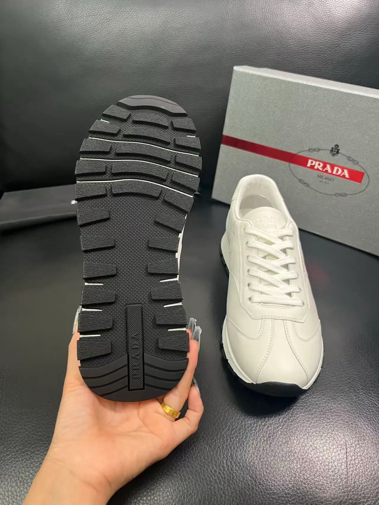 P440 Yuan 38-45 Prada Prada’s new men’s leather sneakers, the highest version on the market, any comparison is welcome🆚! The original leather has excellent texture and is super high-end! Fetal sheep net lining imported from Italy, removable pad! Luxurious materials and fine workmanship, highly recommended!